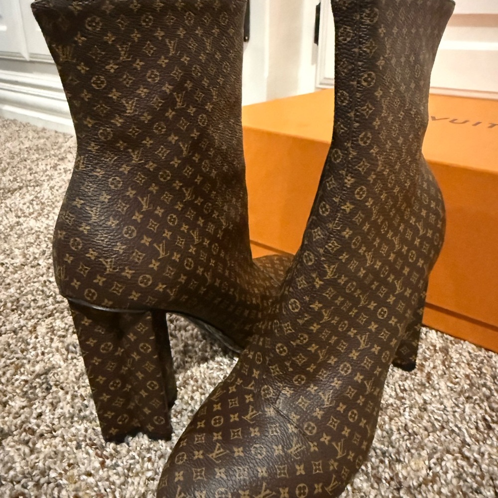 LOUIS VUITTON Nano
Monogram Silhouette Ankle 35